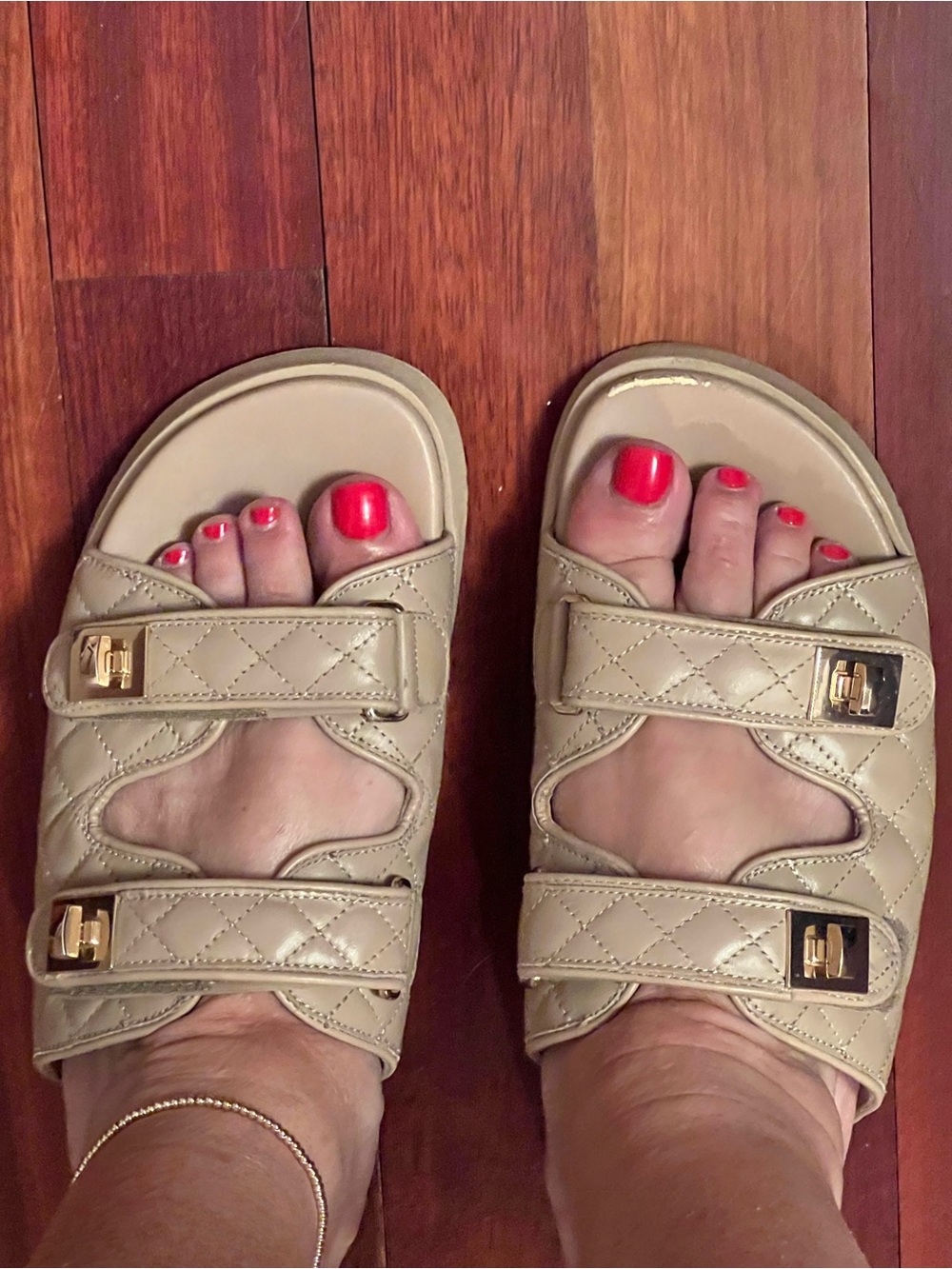 STEVE MADDEN DESIGNER INSPIRED SLIDE SANDALS QUILTED WITH GOLD ACCENTS WOMEN’S10